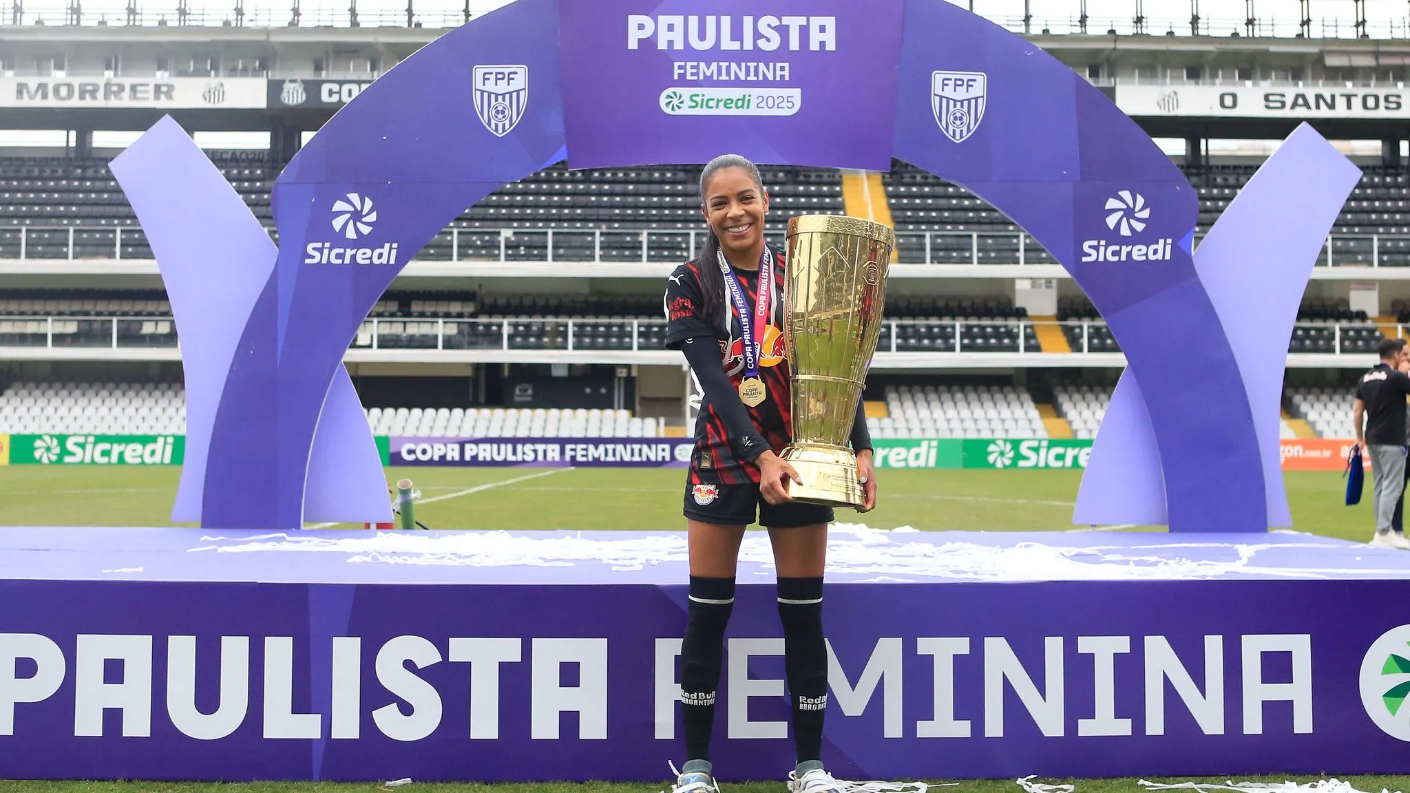 Volante Lelê com taça da Copa Paulista Feminina