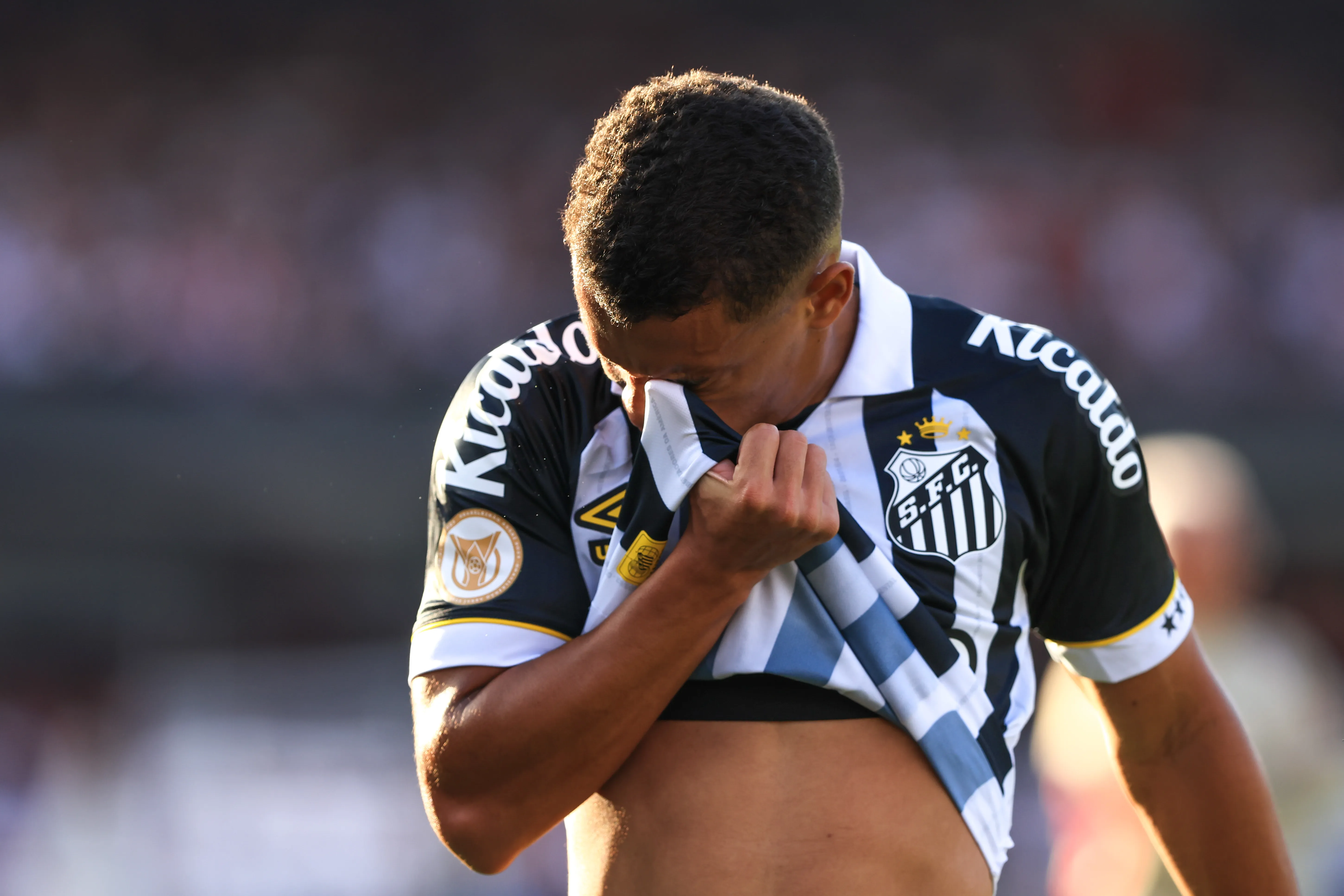 Volante Sandry está descartado do Peixe após empréstimo ao Athletic-MG – Foto: Marcello Zambrana/AGIF