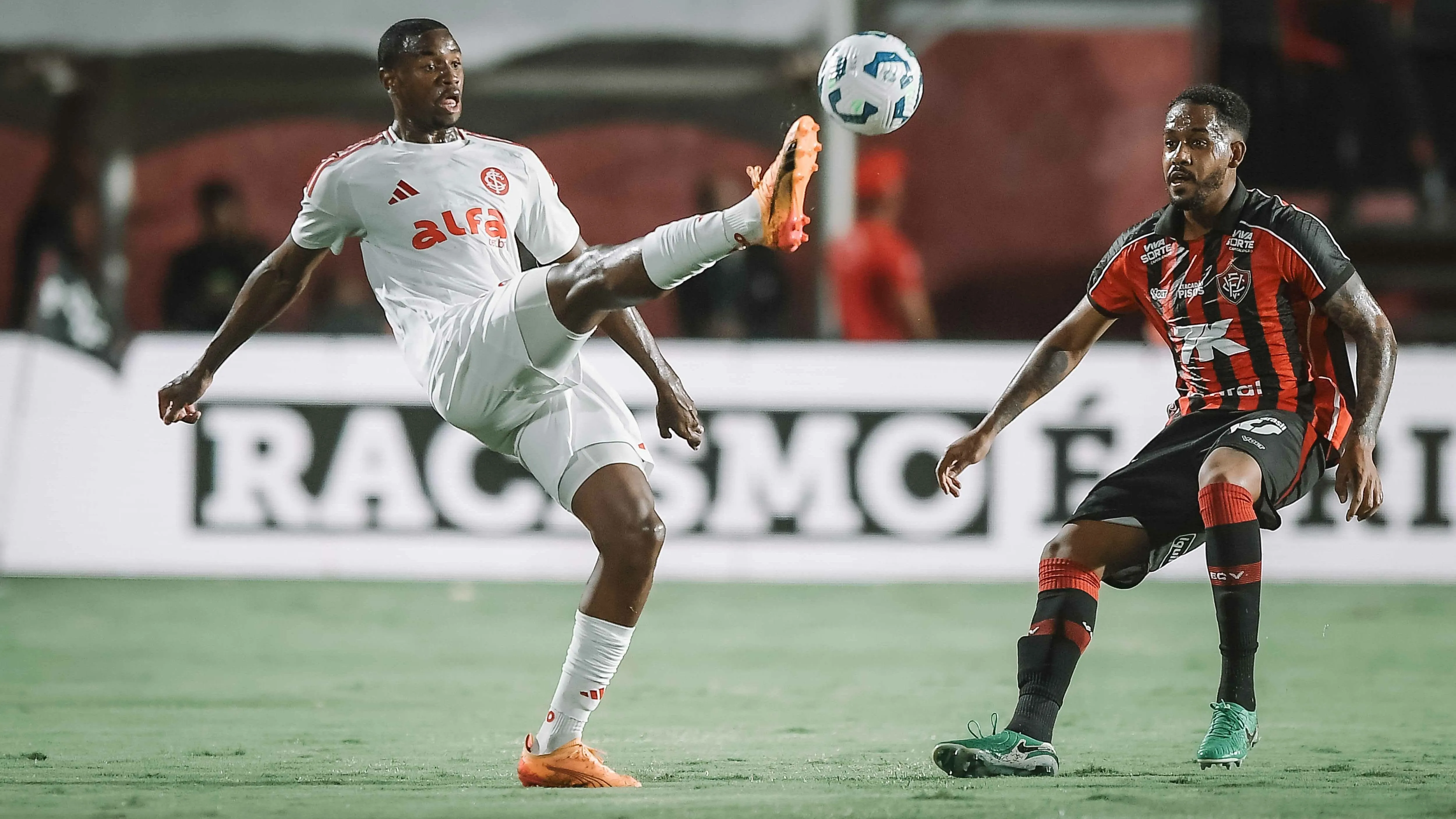Ricardo Mathias jogador do Internacional durante partida contra o Vitoria no estadio Barradao pelo campeonato Brasileiro A 2025. Foto: Jhony Pinho/AGIF