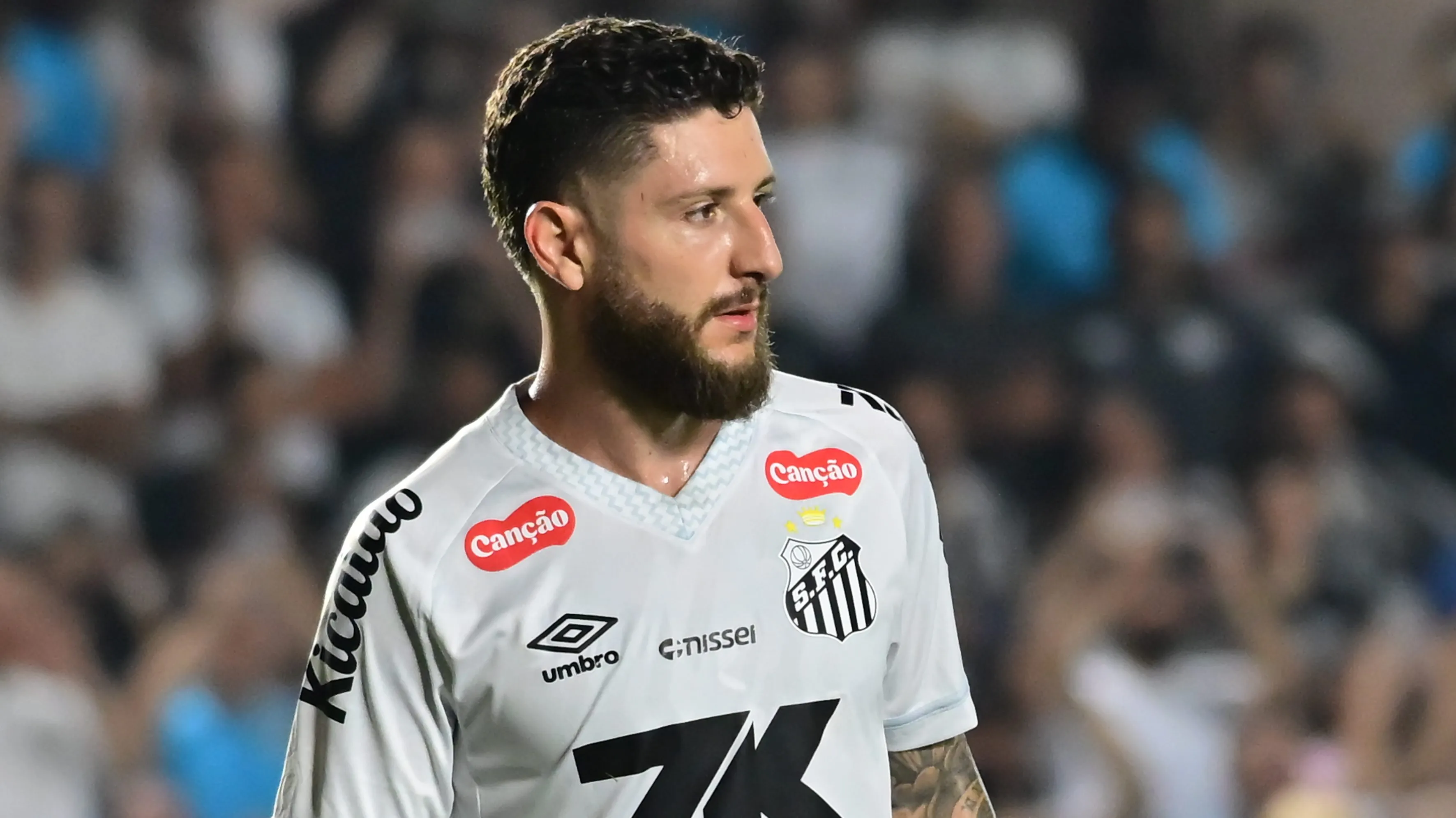 Ze Rafael jogador do Santos durante partida contra o Sport no estadio Vila Belmiro pelo campeonato Brasileiro A 2025. Foto: Jota Erre/AGIF