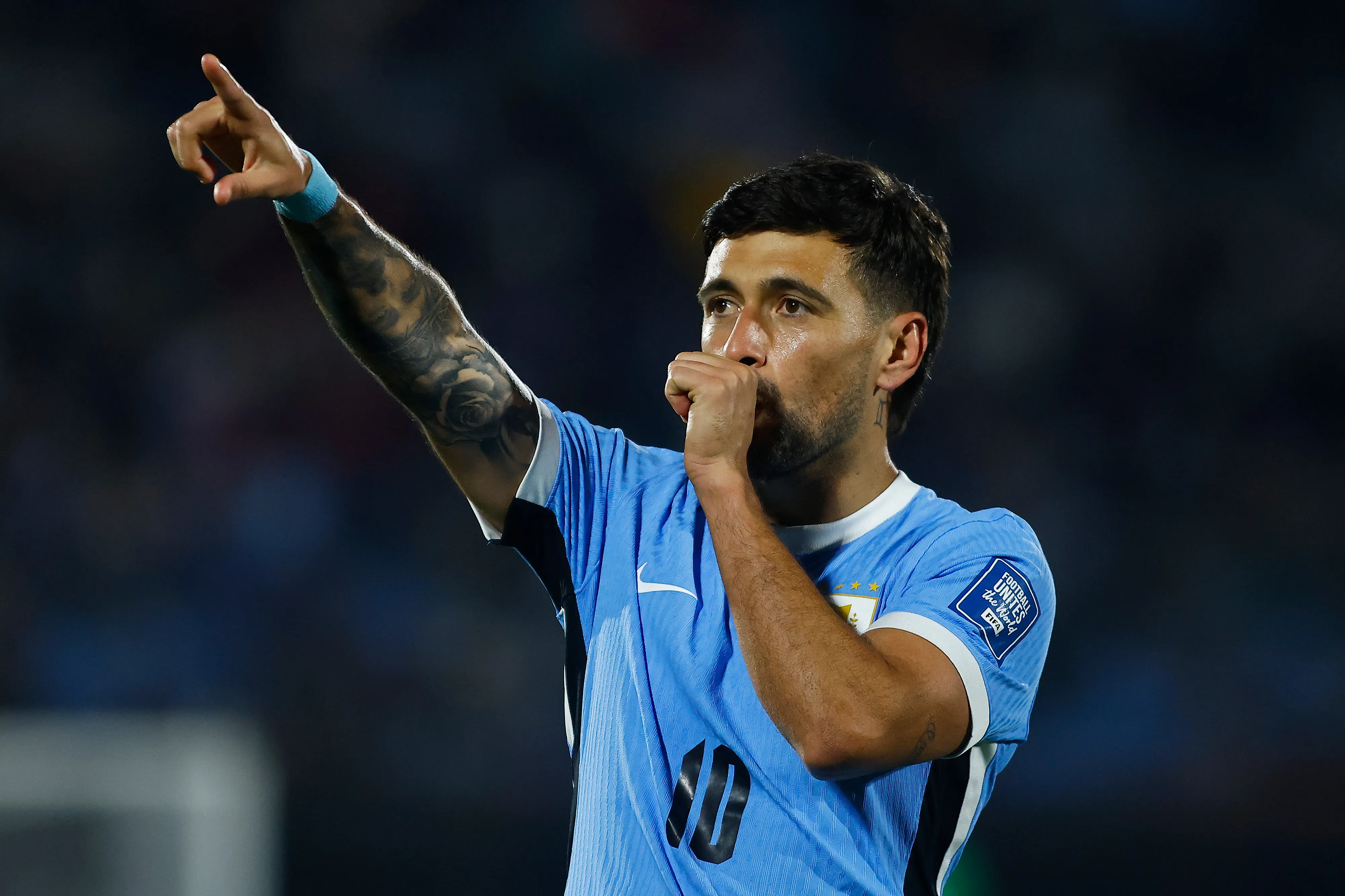 Arrascaeta comemora gol atuando pela Seleção do Uruguai. (Photo by Ernesto Ryan/Getty Images)