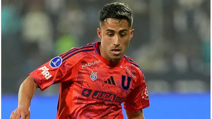 Lucas Assadi, atacante da LaU em partida pelo campeonato chileno (Foto: Raul Sifuentes/Getty Images)