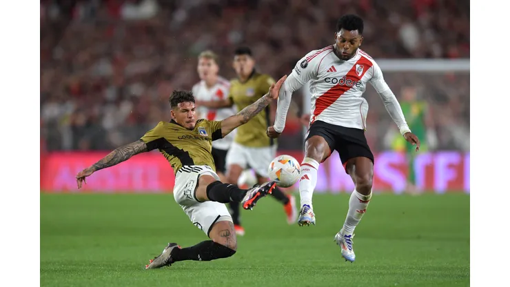 Saldivia em jogo com a camisa do Colo-Colo. Photo by Marcelo Endelli/Getty Images