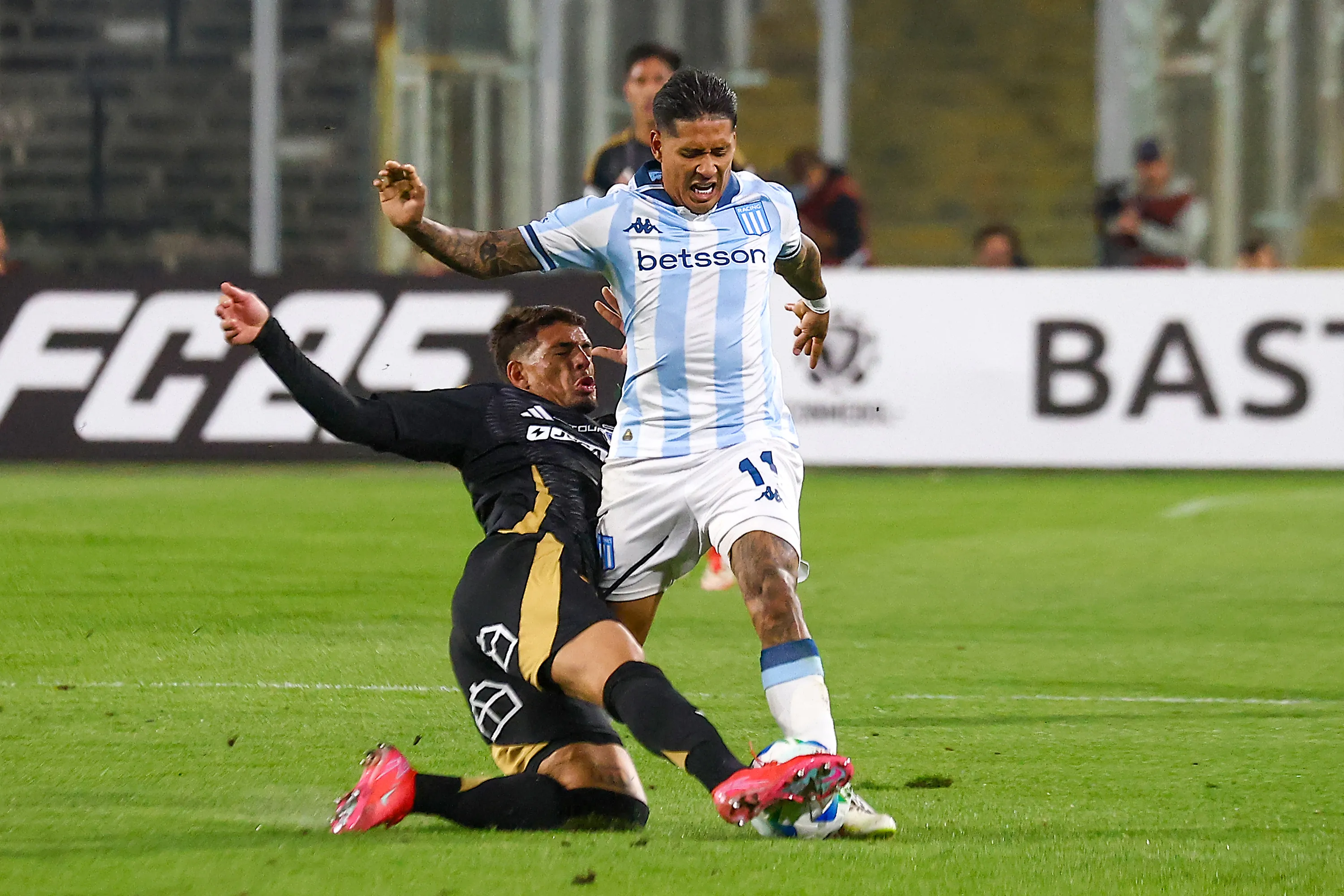 Saldívia costuam ser um zagueiro mais “agressivo” que Cuesta e Robert Renan. Foto: Marcelo Hernandez/Getty Images.