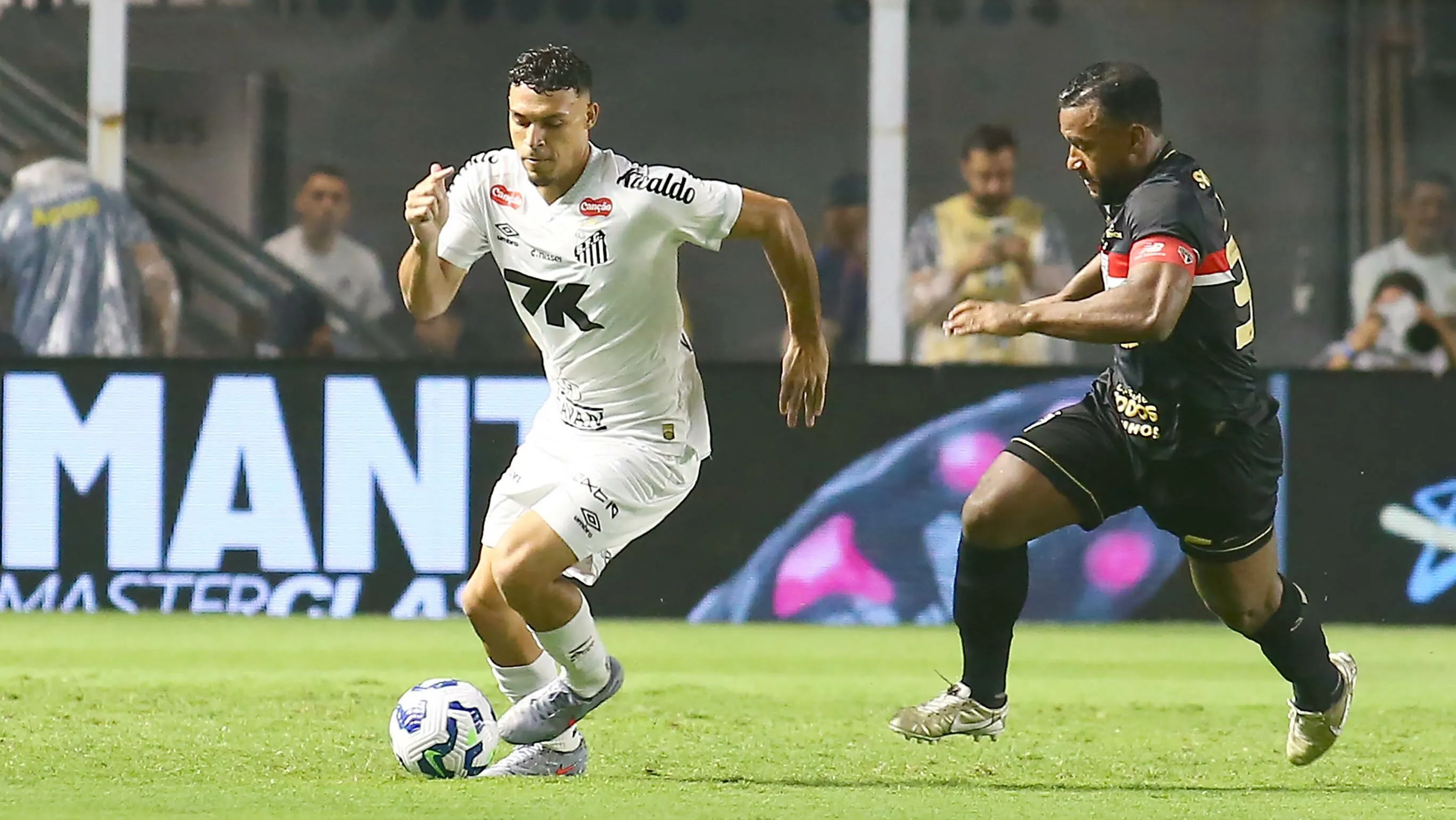 Victor Hugo ainda não engrenou pelo Santos - Foto: Mauricio De Souza/AGIF.