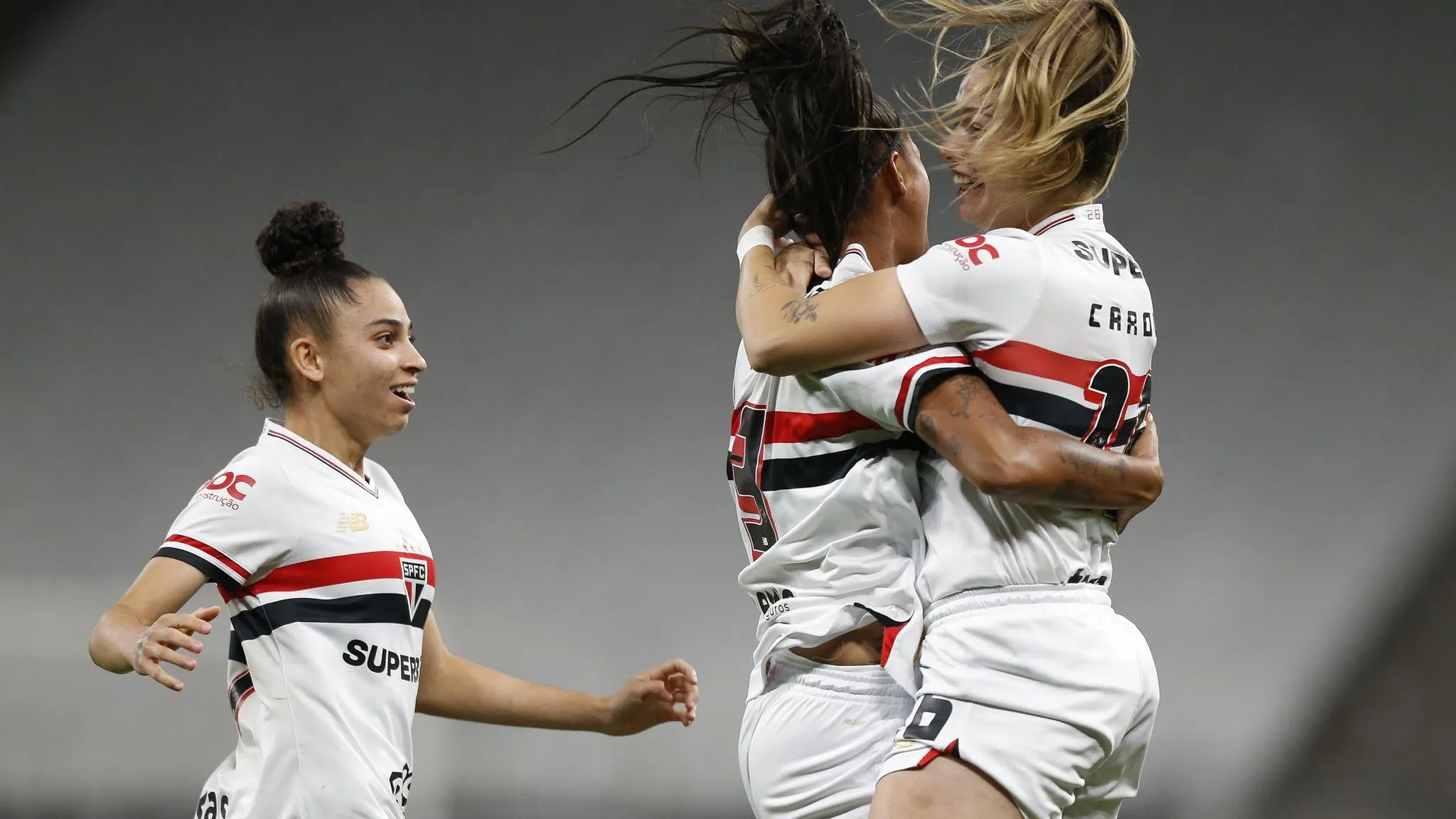 Jogadoras do São Paulo celebram gol no Paulistão Feminino
