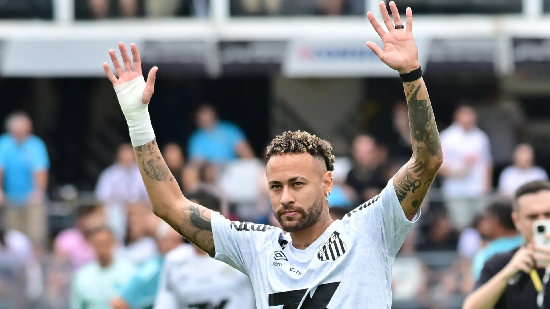 Neymar durante partida do Santos na Vila Belmiro – Foto: Jota Erre/AGIF