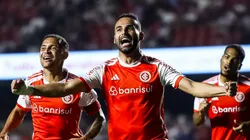 Thiago Maia em campo com a camisa do Inter.