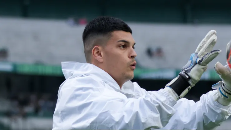 Brazão em campo no Couto Pereira pelo Santos.