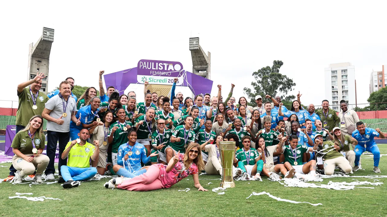 Leila Pereira com jogadoras do Palmeiras na final do Paulistão Feminino