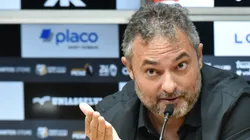 Mattos durante apresentação no Santos.