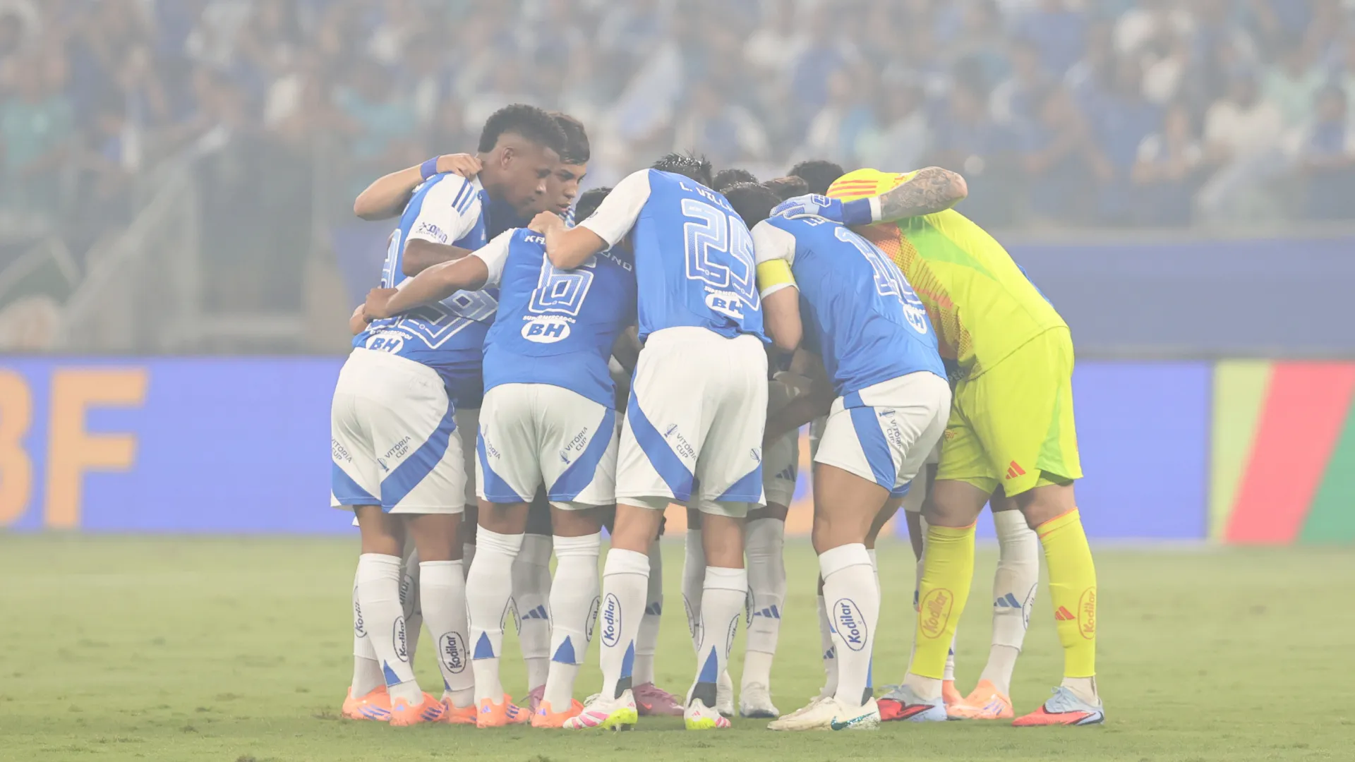 Jogadores do Cruzeiro reunidos no campo – Foto: Gilson Lobo/AGIF
