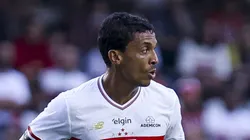 Luiz Gustavo, volante do São Paulo em partida pelo campeonato brasileiro (Foto: Ricardo Moreira/Getty Images)