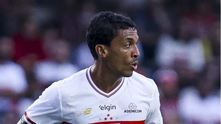 Luiz Gustavo, volante do São Paulo em partida pelo campeonato brasileiro (Foto: Ricardo Moreira/Getty Images)