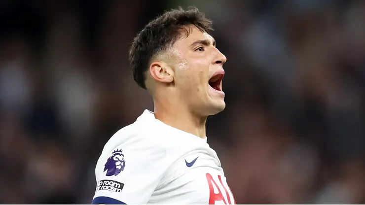 Alejo Veliz, atacante do Tottenham Hotspur, emprestado ao Rosario Central - Foto: Ryan Pierse/Getty Images