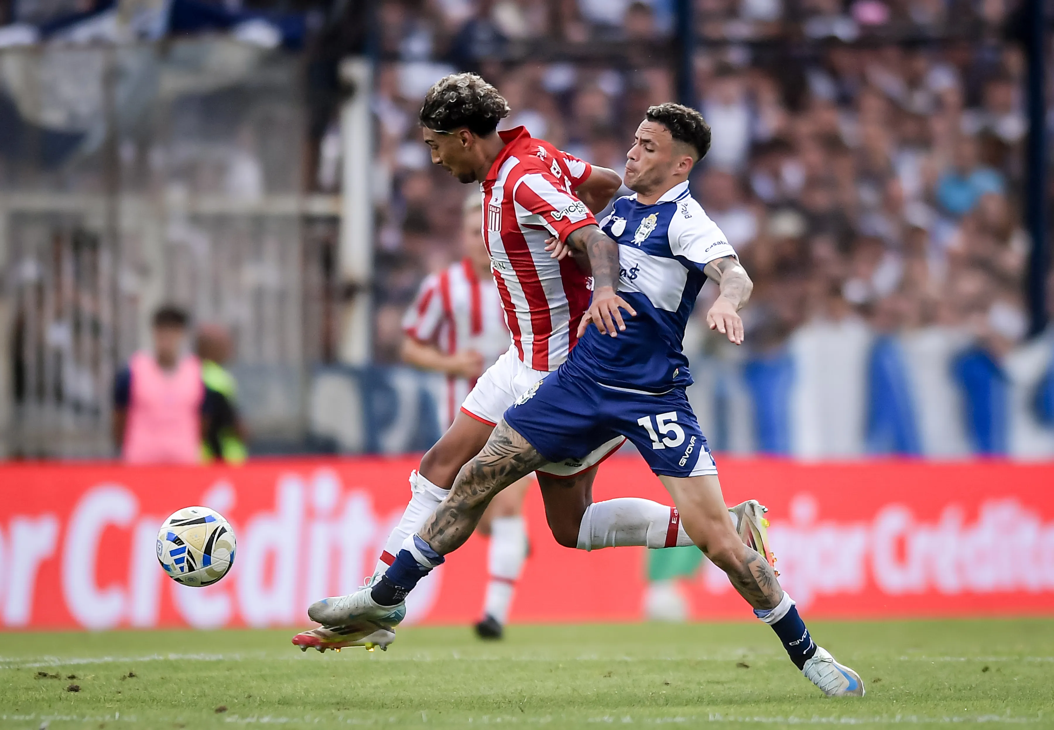 Medina entrega “pulmão” e força combativa no meio de campo. Foto: Marcelo Endelli/Getty Images.