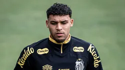 Victor Hugo treinando com o elenco santista já em 2026