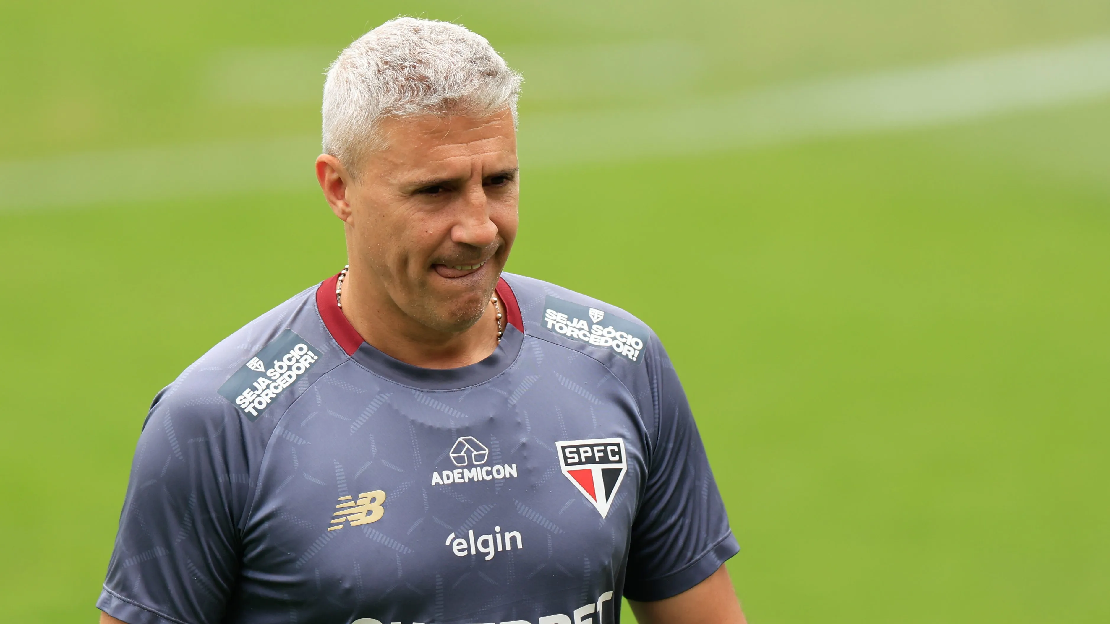 Crespo chegou e o volante Alisson perdeu espaço no Tricolor –  Foto: Marcello Zambrana/AGIF