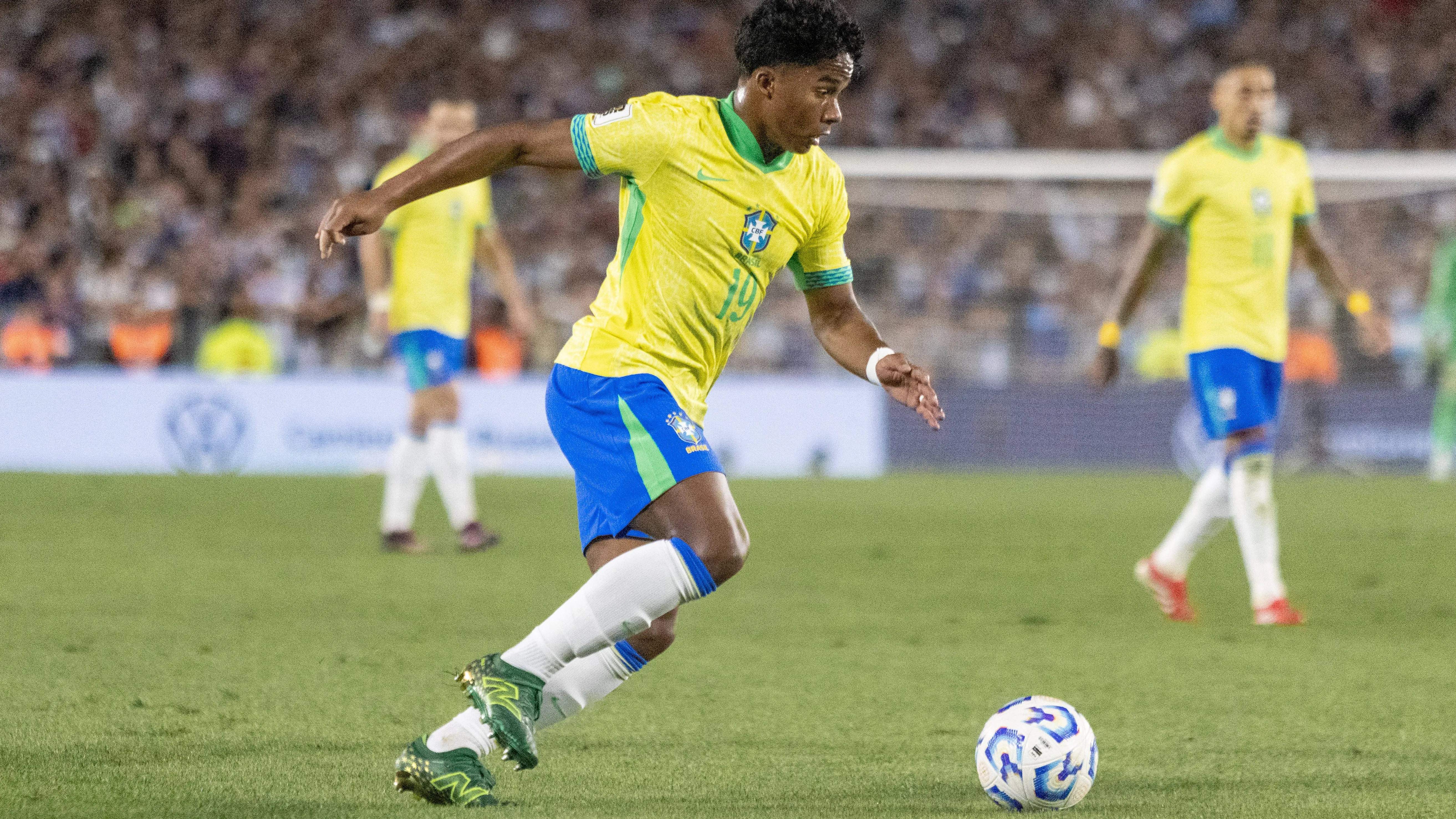 Endrick em ação pela Seleção Brasileira – Foto: Lucas Gabriel Cardoso/AGIF