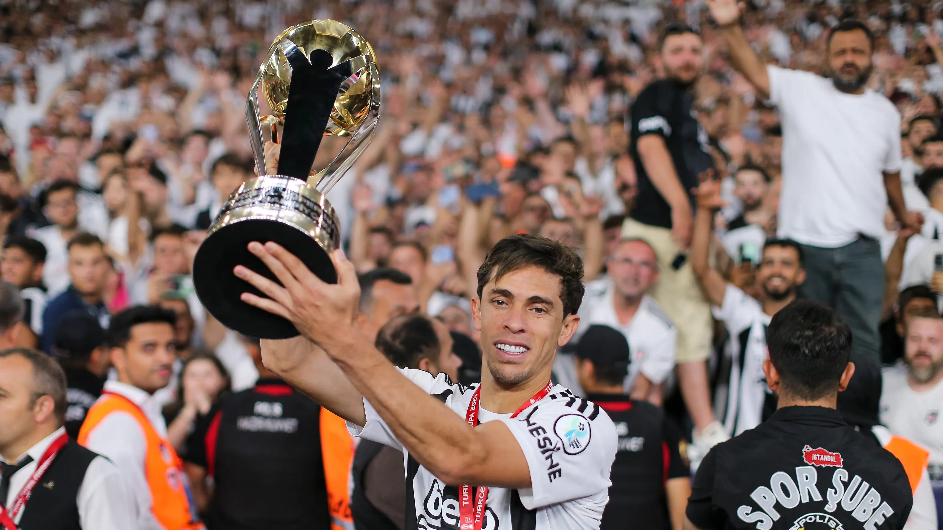 Gabriel Paulista foi campeão na Turquia - (Photo by Ahmad Mora/Getty Images).