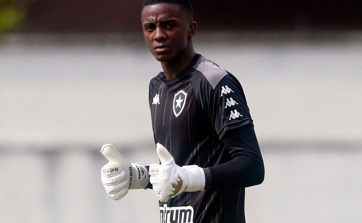 Alvo de Botafogo e Flamengo, goleiro Andrew está em ótima crescente com números recentes