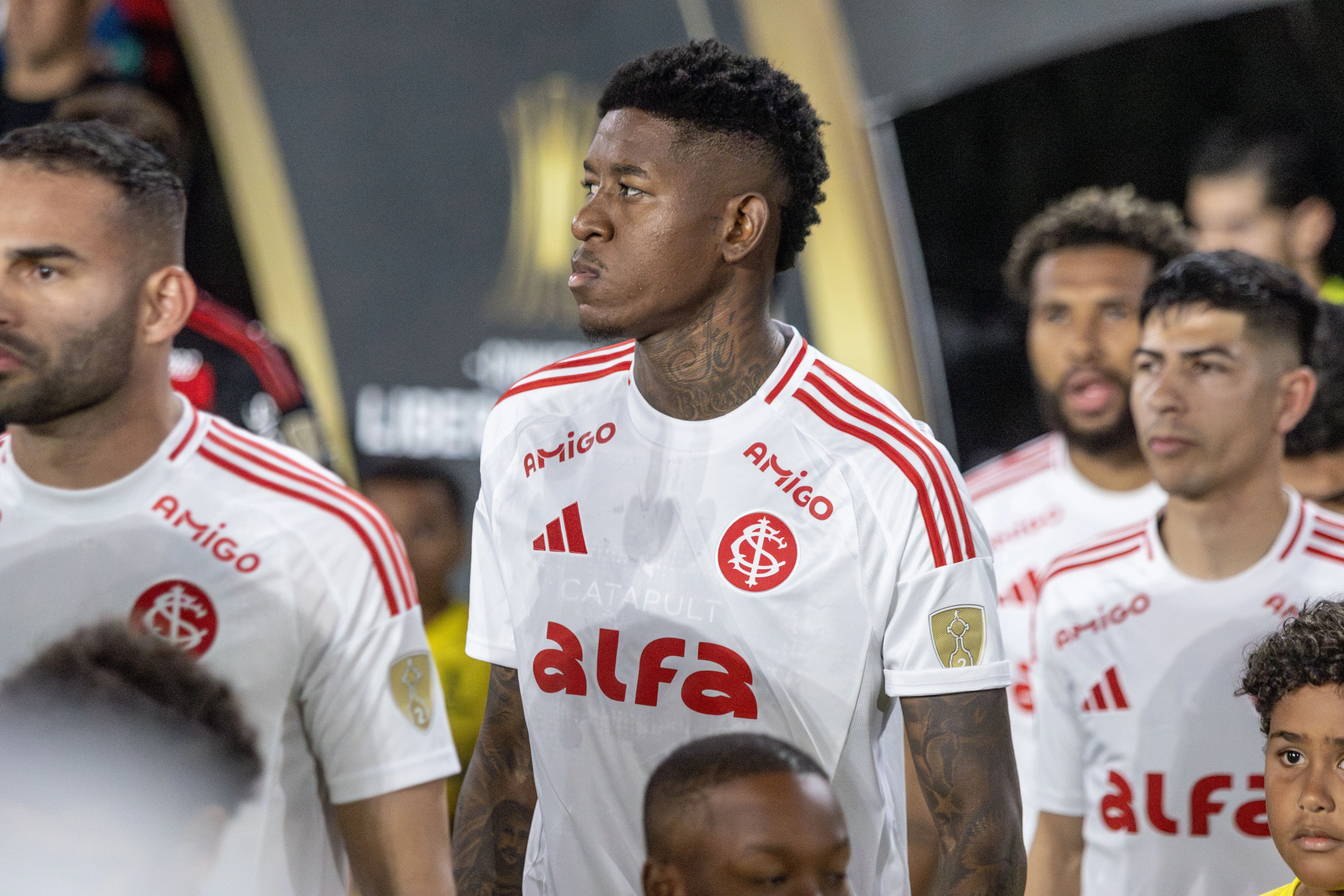 RJ – RIO DE JANEIRO – 13/08/2025 – COPA LIBERTADORES 2025, FLAMENGO X INTERNACIONAL – Vitao jogador do Internacional durante partida contra o Flamengo no estadio Maracana pelo campeonato Copa Libertadores 2025. Foto: Lucas Gabriel Cardoso/AGIF