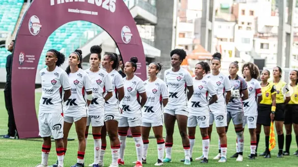Elenco feminino do Vitória em campo pela final do Baiano Feminino