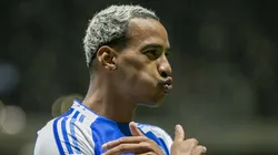 Matheus Pereira jogador do Cruzeiro comemora seu gol durante partida contra o Atletico-MG no estadio Arena MRV pelo campeonato Brasileiro A 2025. Foto: Fernando Moreno/AGIF