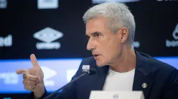 Luis Castro fala aos jornalistas durante sua apresentacao oficial como tecnico do Gremio em coletiva de imprensa realizada no Arena do Gremio. Foto: Maxi Franzoi/AGIF