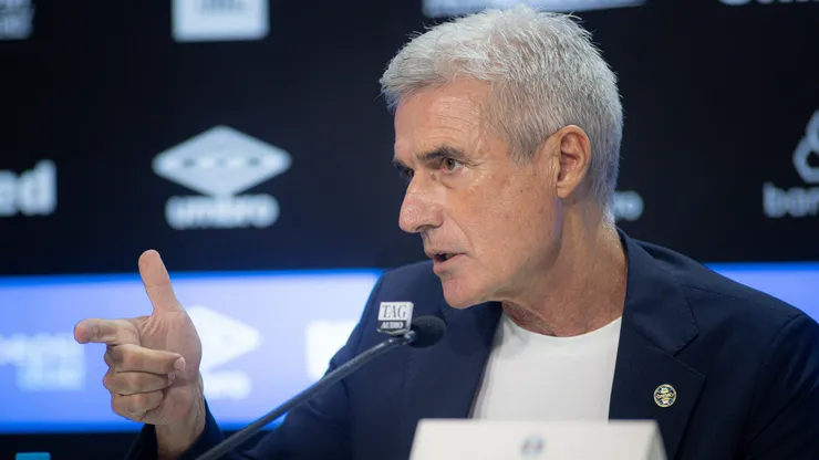 Luis Castro fala aos jornalistas durante sua apresentacao oficial como tecnico do Gremio em coletiva de imprensa realizada no Arena do Gremio. Foto: Maxi Franzoi/AGIF