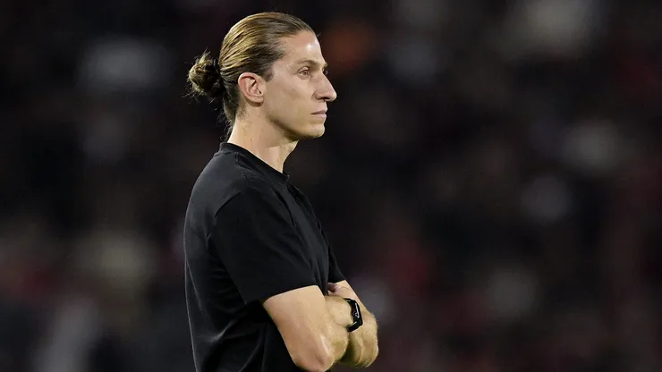 Filipe Luis, técnico do Flamengo, durante partida contra o Bragantino no estadio Maracana pelo campeonato Brasileiro A 2025. Foto: Alexandre Loureiro/AGIF