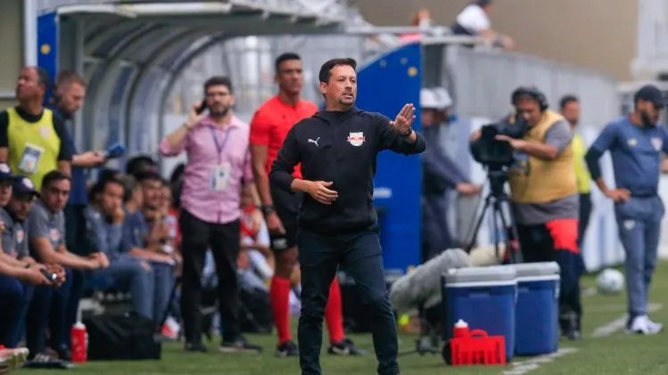 Humberto Simão à frente do Red Bull Bragantino feminino