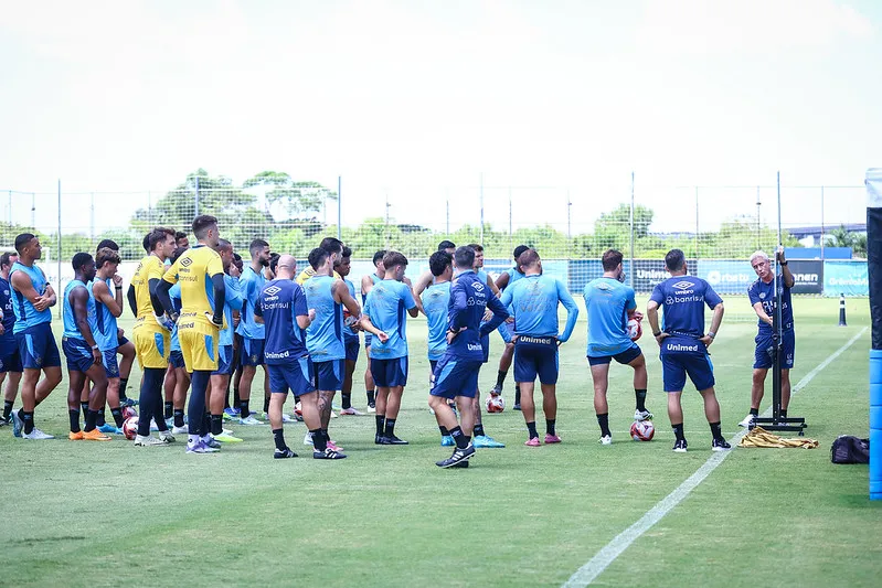 Elenco do Grêmio atento às orientações do técnico Luís Castro. Foto: Lucas Uebel/Grêmio FBPA