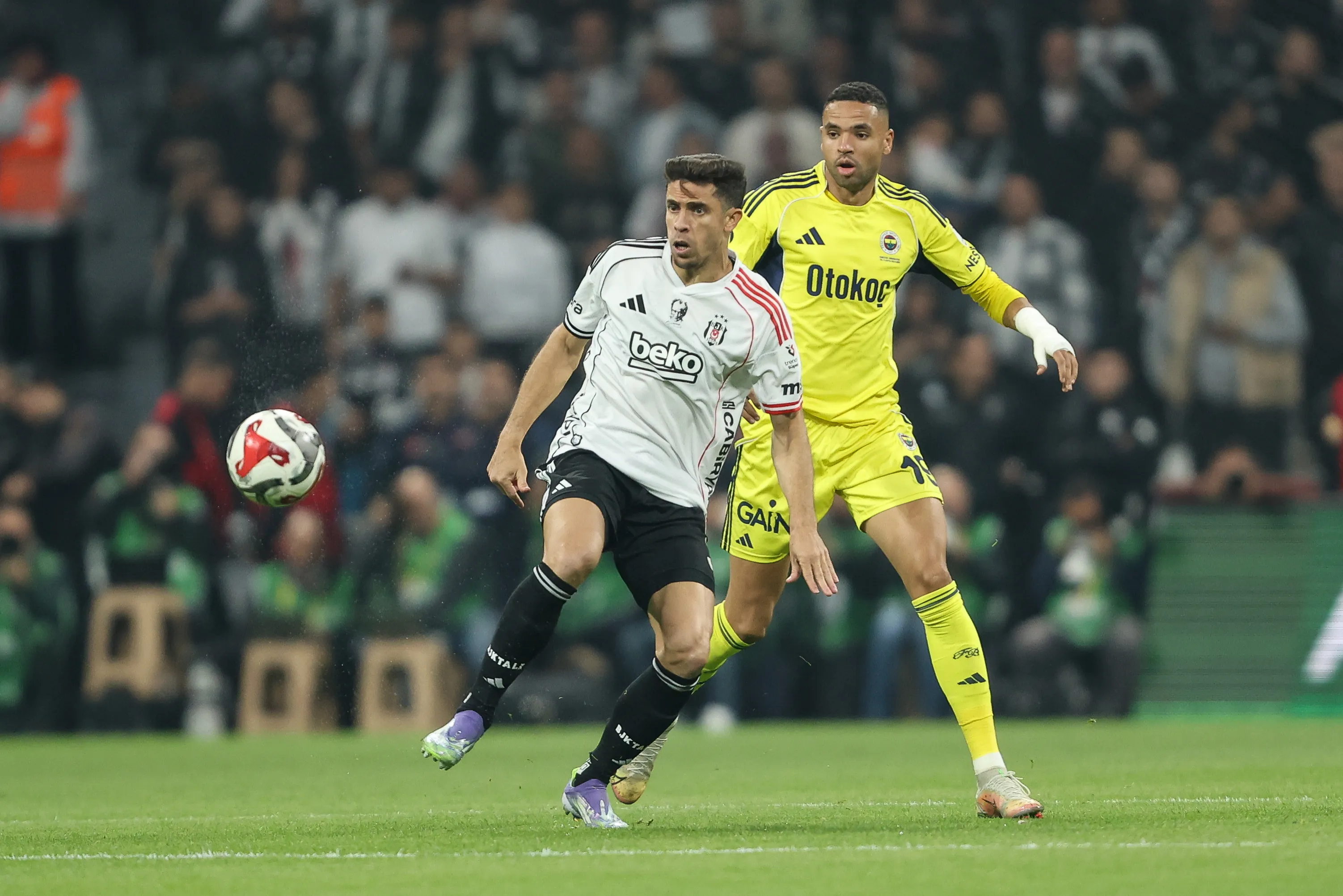 Gabriel Paulista chega livre após sair da Turquia. Foto: Ahmad Mora/Getty Images.