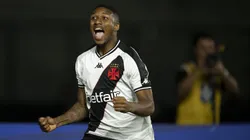 Leandrinho, jogador do Vasco, comemora seu gol durante partida contra o Sao Paulo no estadio Sao Januario pelo campeonato Brasileiro A 2024. Foto: Jorge Rodrigues/AGIF