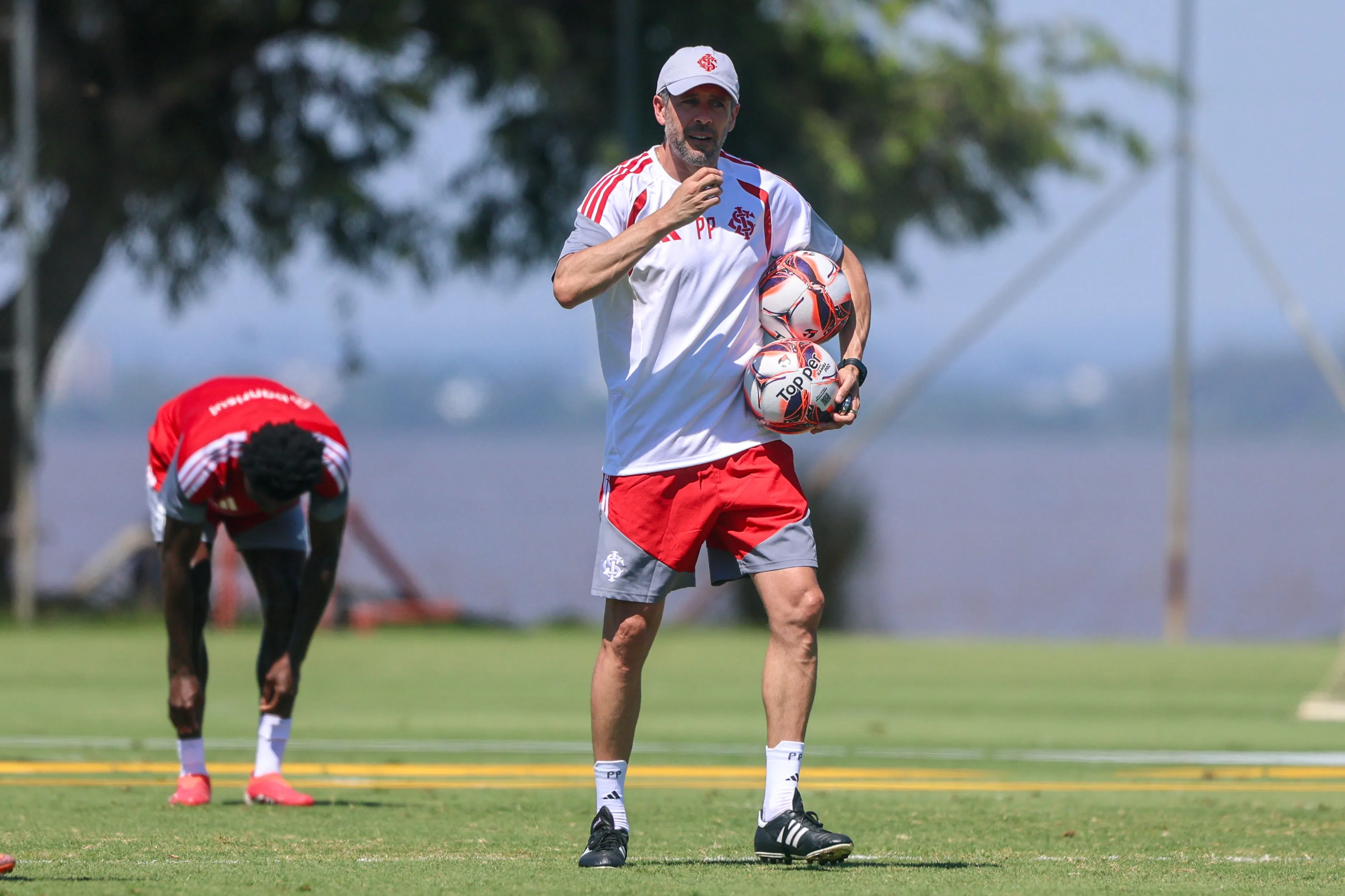 Paulo Pezzolano comanda o treino no Inter. Foto: Ricardo Duarte/Internacional