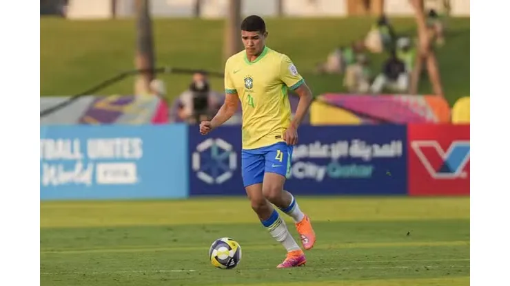 Luis Eduardo, zagueiro do Grêmio em partida pela seleção brasileira (Foto: Nelson Terme | CBF)