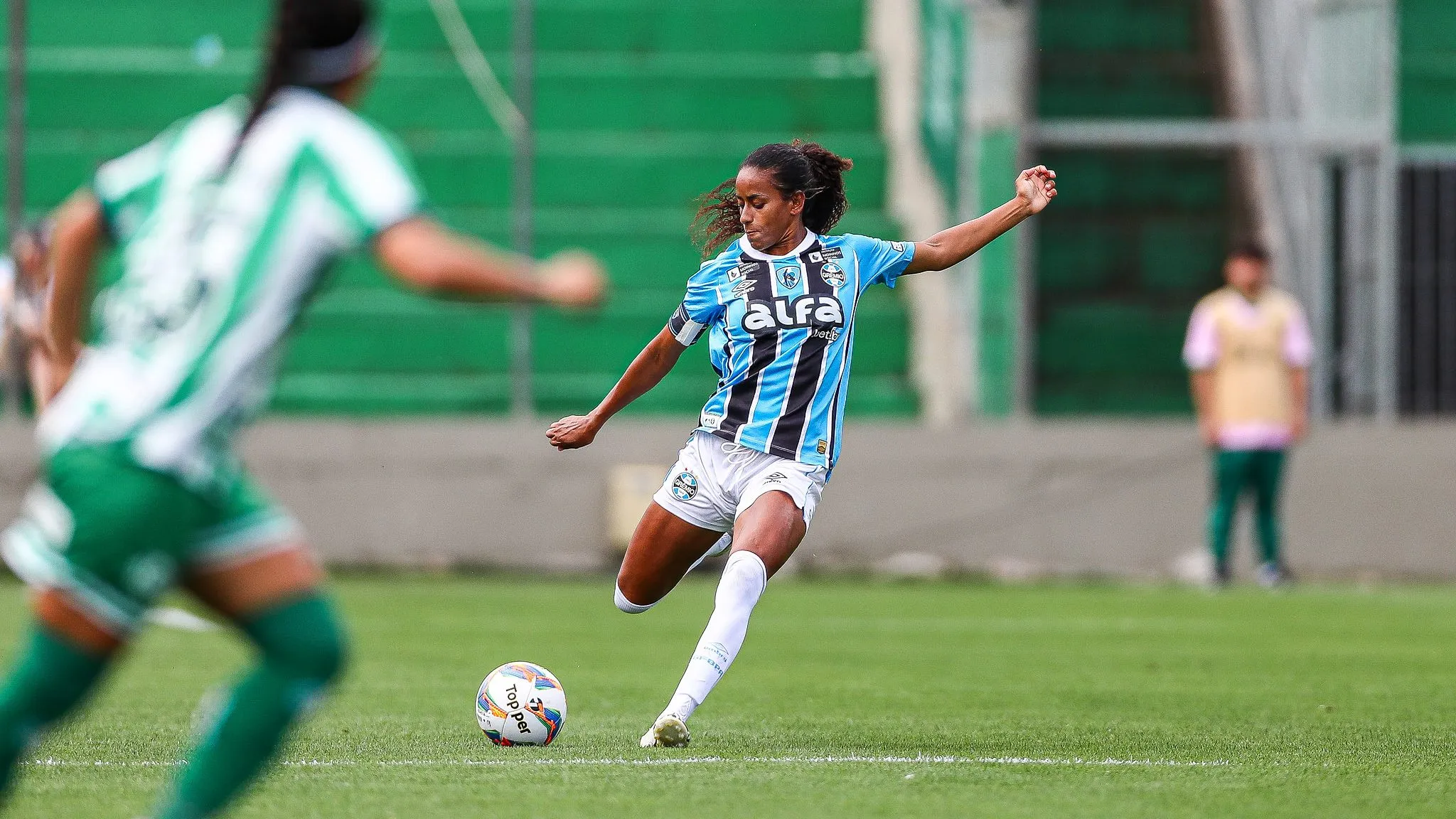 Zagueira Tayla em campo pelo Grêmio