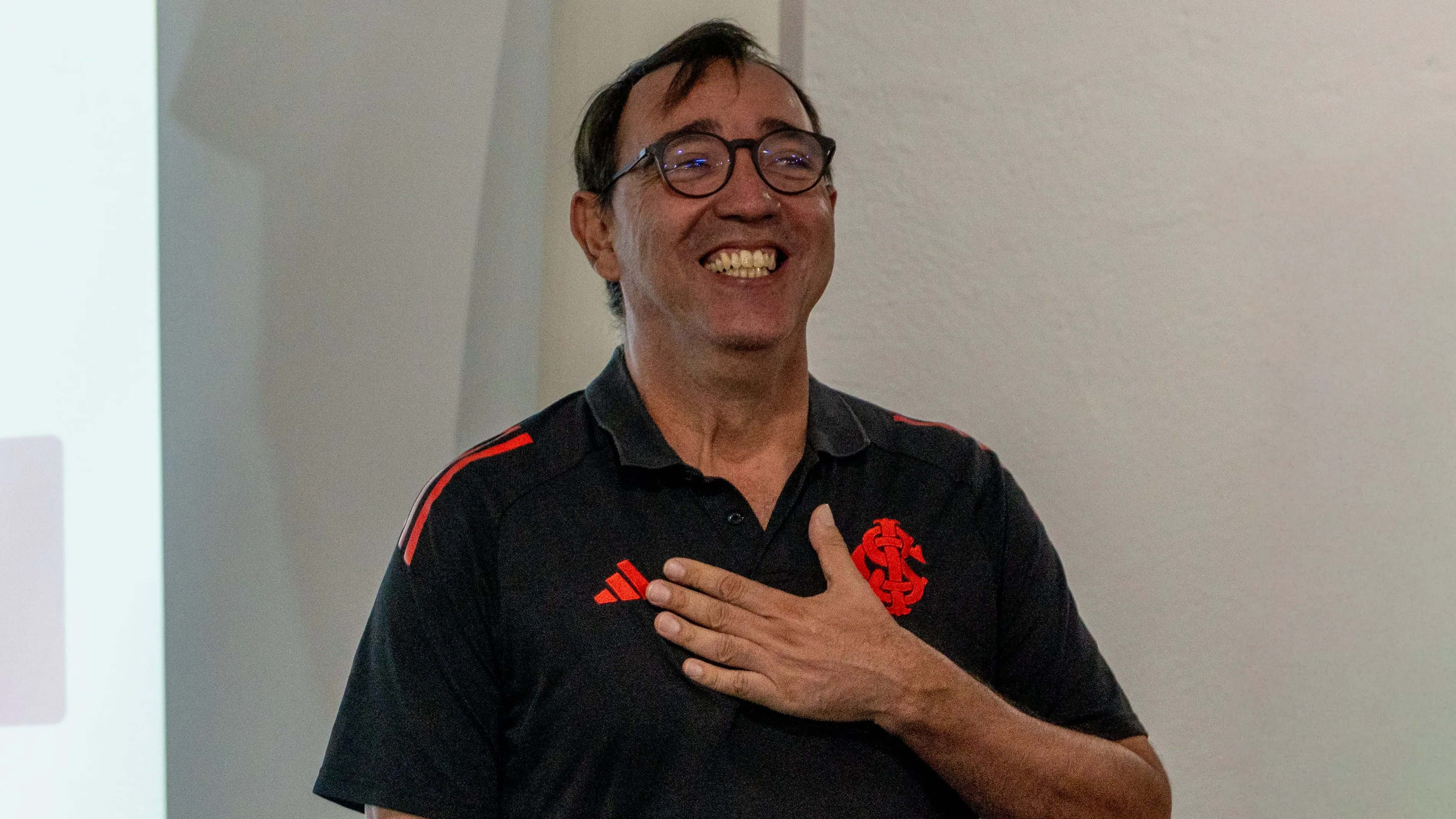 Treinador Maurício Salgado em apresentação do elenco feminino