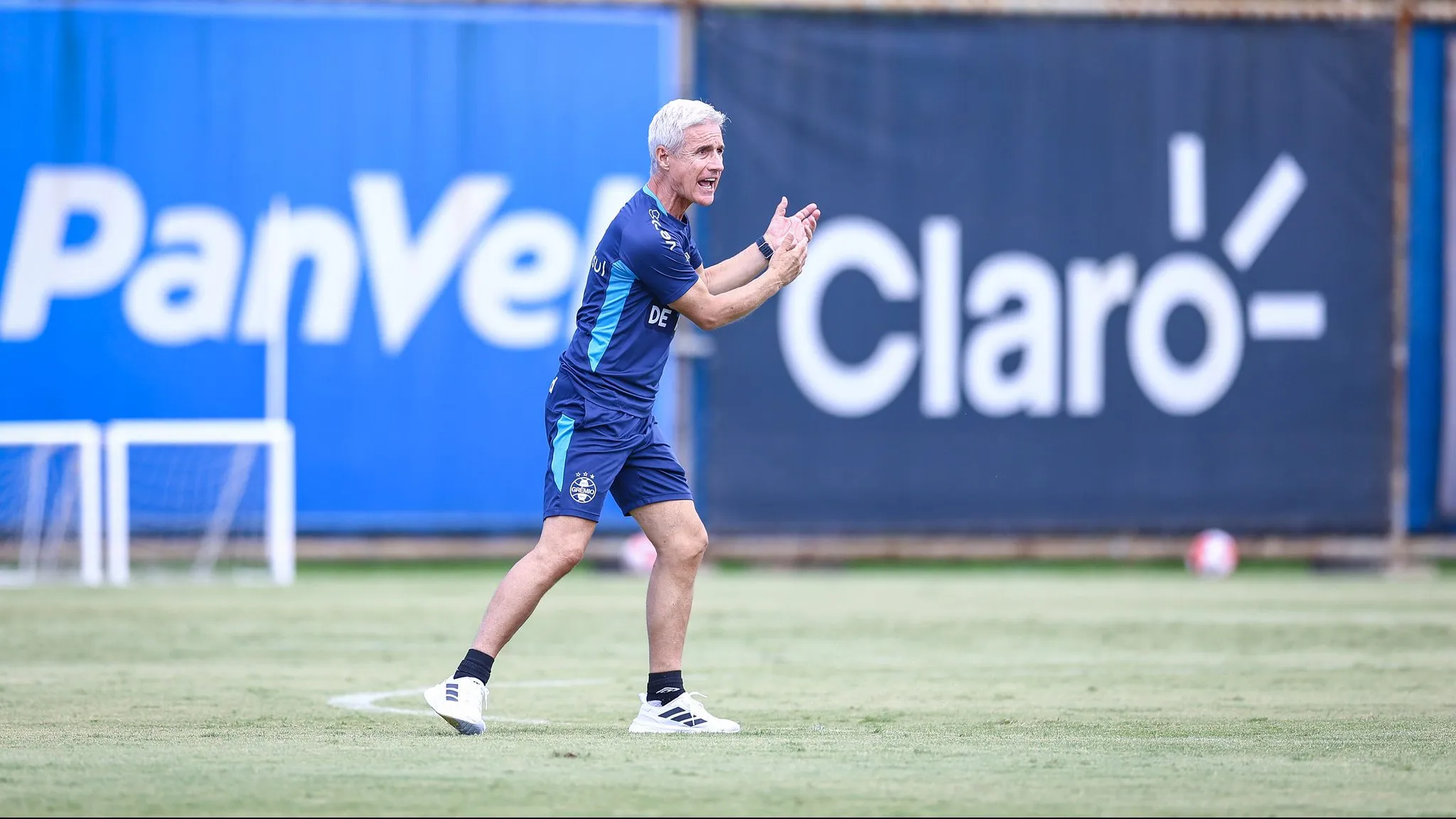 Luis Castro em ação durante treino do Grêmio: Treinador perdeu Monsalve no Gauchão – Foto: Flickr Oficial do Grêmio
