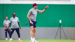 Zubeldía dá instruções durante treinamento do Fluminense — Foto Marcelo Gonçalves Fluminense FC