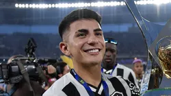 Almada comemorando título brasileiro pelo Botafogo.