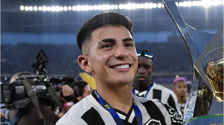 Almada comemorando título brasileiro pelo Botafogo.