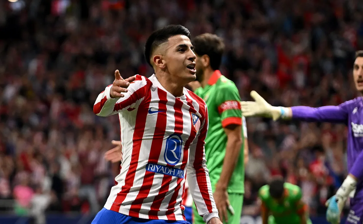 Palmeiras avança na disputa por Thiago Almada, revela jornalista argentino; negociações nos bastidores agitam o mercado