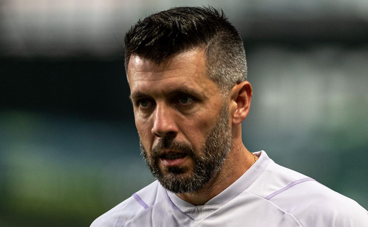 Paulo Pezzolano entrega lista de reforços e Internacional quer anunciar contratação de César Araújo