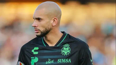 Dória pelo Santos Laguna. (Photo by Manuel Velasquez/Getty Images)