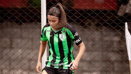 Maisa, lateral do América-MG, em campo
