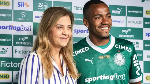 Marlon Freitas ao lado de Leila Pereira em sua apresentação no Palmeiras