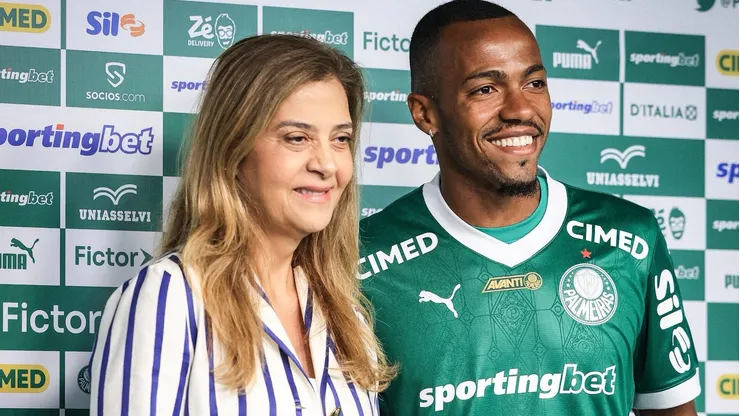 Marlon Freitas ao lado de Leila Pereira em sua apresentação no Palmeiras