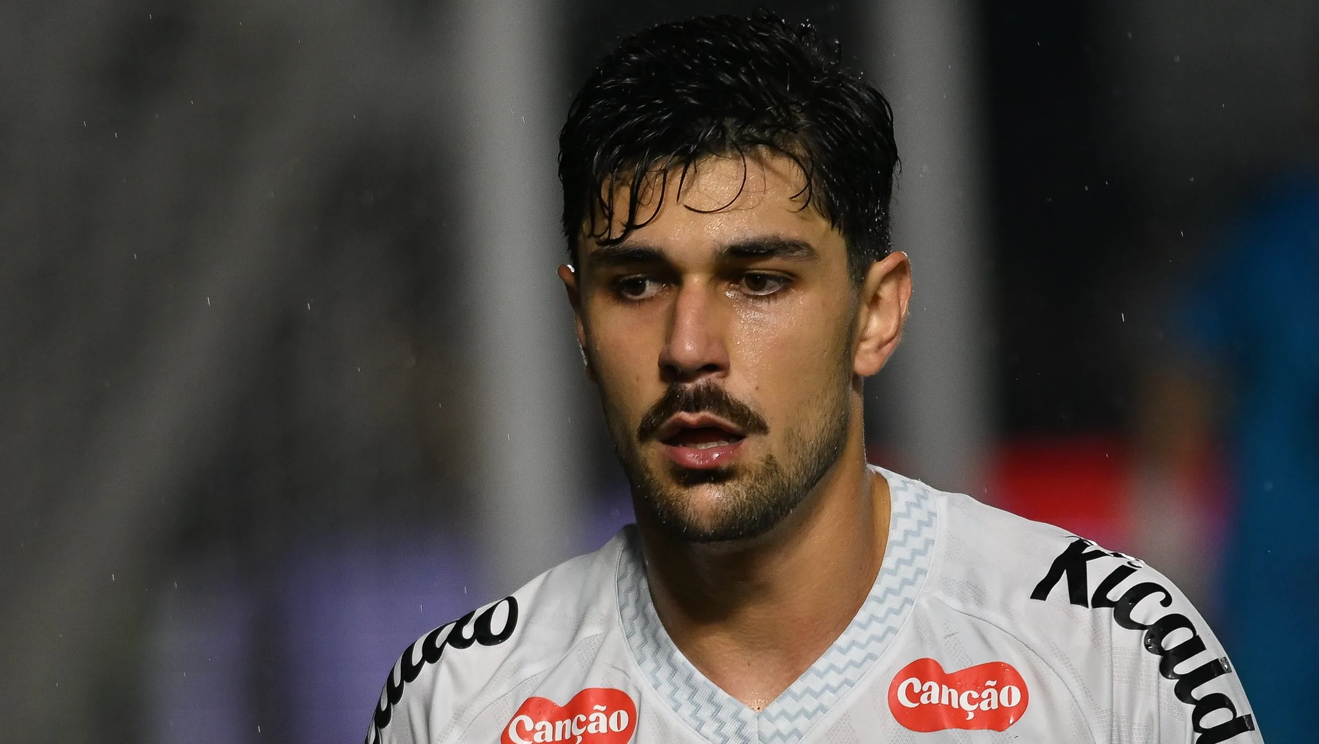 Foto: Jota Erre/AGIF – João Basso interessa ao Grêmio e pode reforçar o time de Luís Castro.